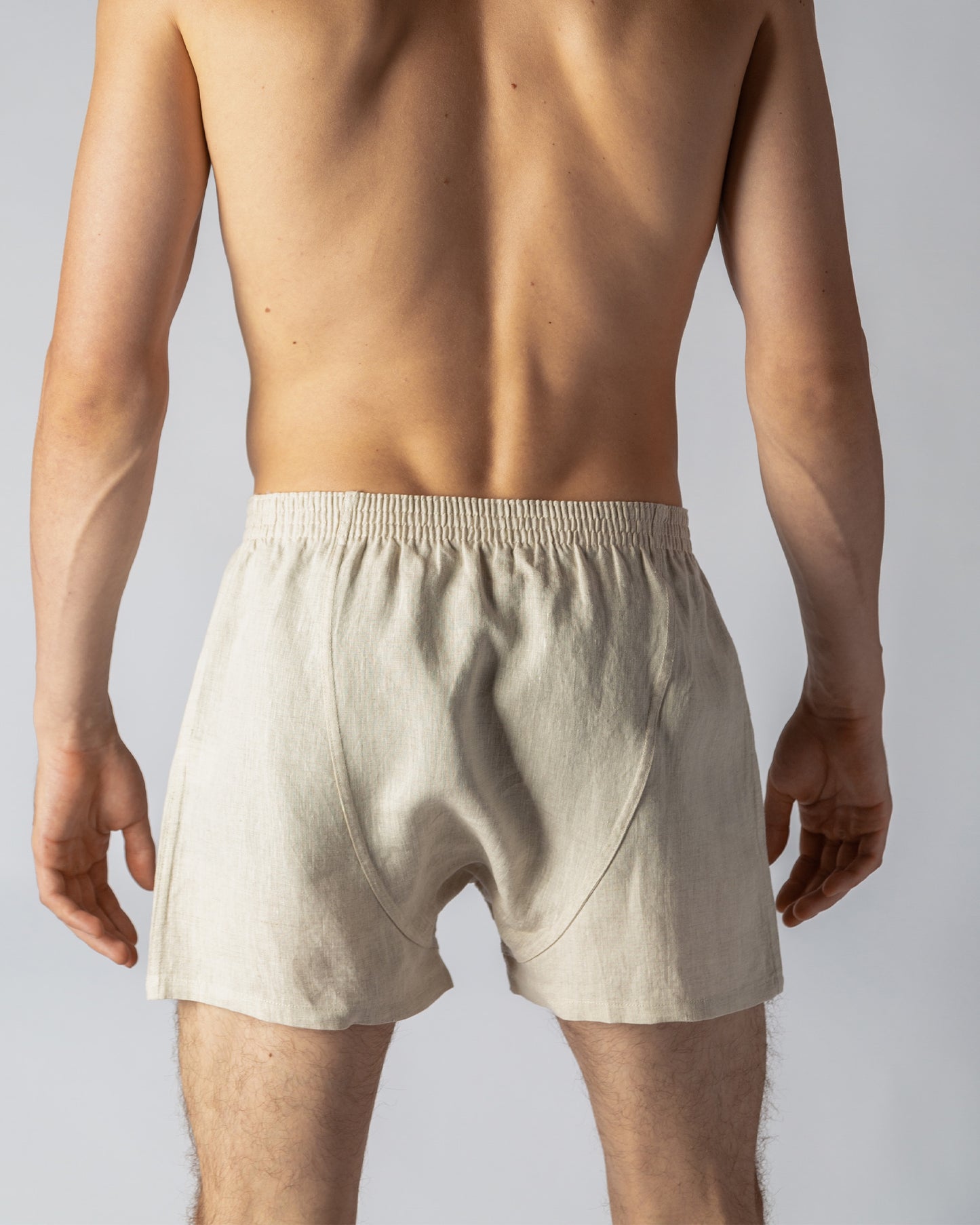 Tailored Natural Flachs Beige linen boxer shorts designed for men’s style and ease.